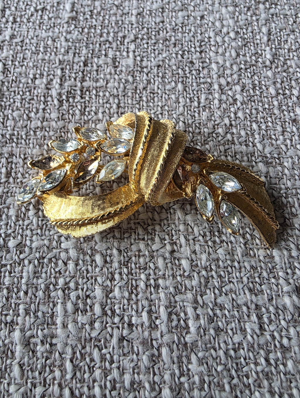 Vintage Bsk Rhinestone Ribbon Brooch In Gold-Tone 35$